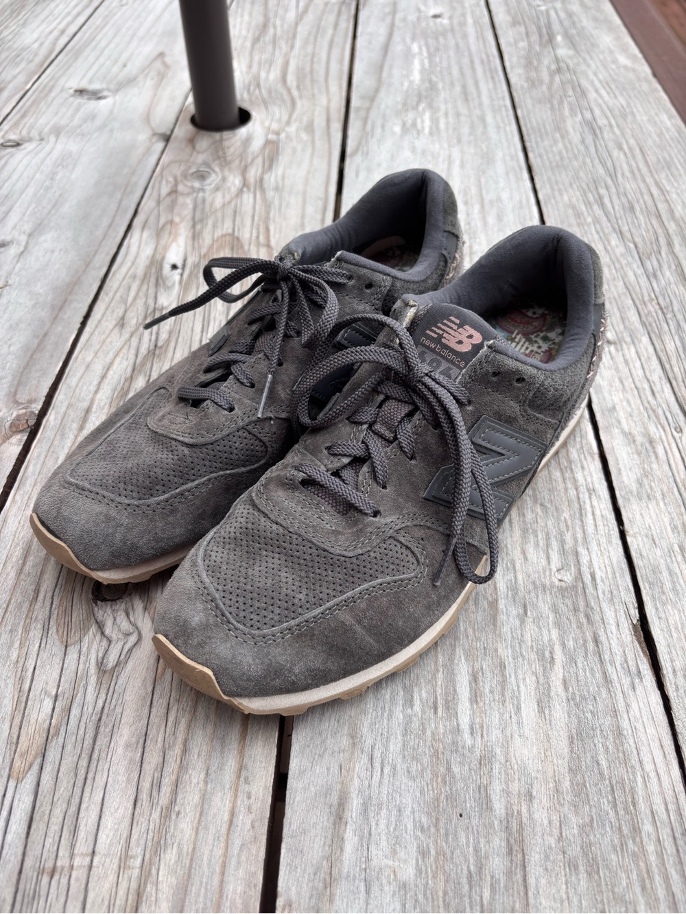 New Balance 696 Womens 8.5 Grey Suede Sneakers